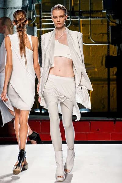 Look 15